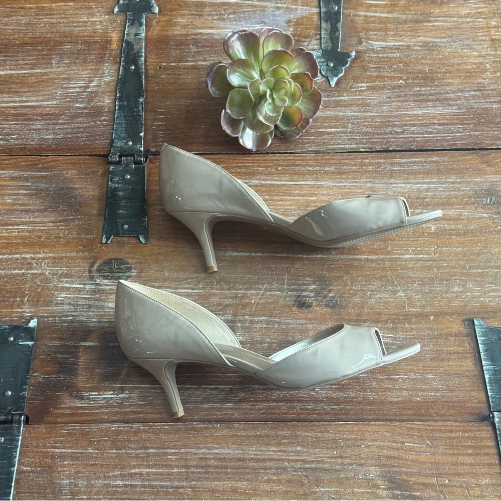 Bandolino Taupe Patent Peep-Toe Kitten Heels